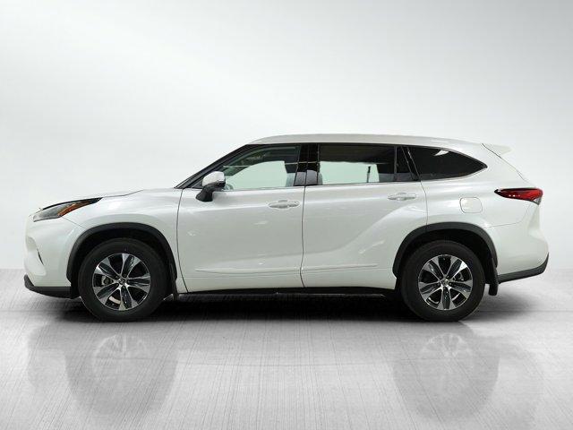 Photo of 2022 White Toyota Highlander