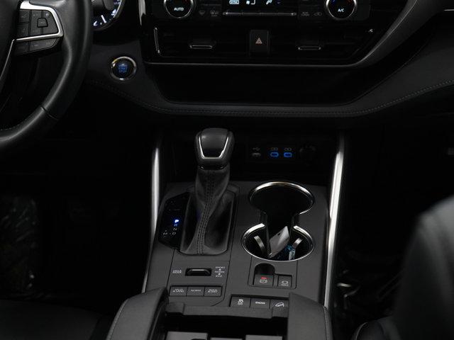 Photo of 2022 White Toyota Highlander