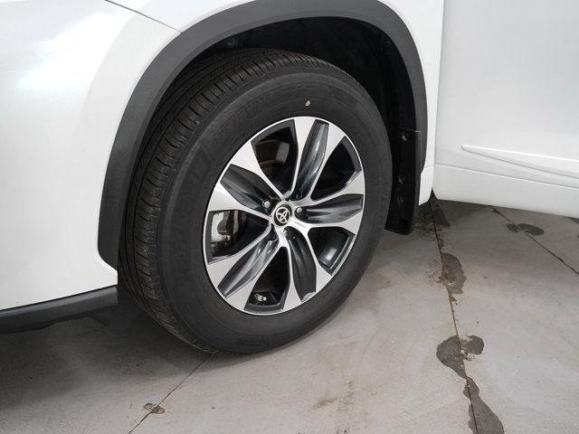 Photo of 2022 White Toyota Highlander
