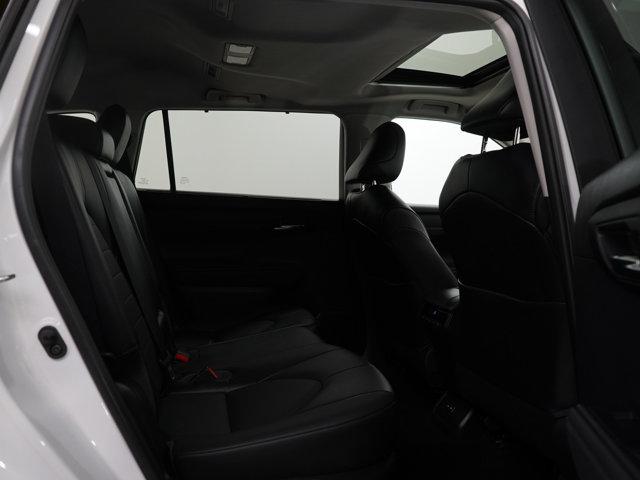 Photo of 2022 White Toyota Highlander