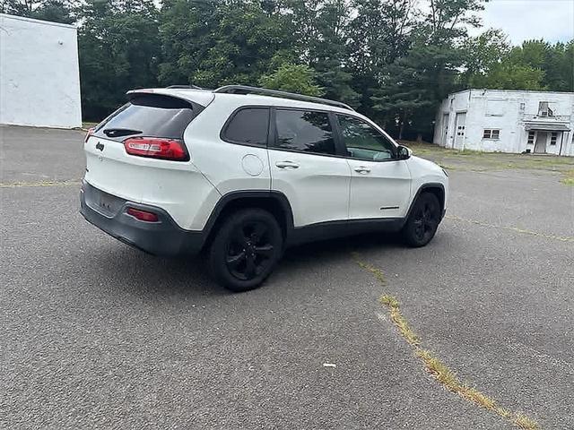 Photo of 2016 Bright White Clearcoat Jeep Cherokee