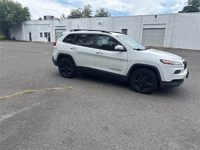 Photo of 2016 Bright White Clearcoat Jeep Cherokee