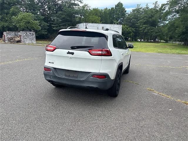 Photo of 2016 Bright White Clearcoat Jeep Cherokee