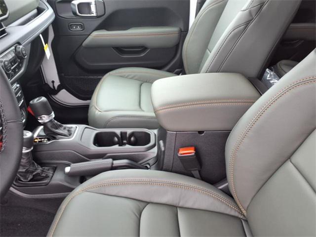 Photo of 2025 Bright White Clearcoat Jeep Gladiator