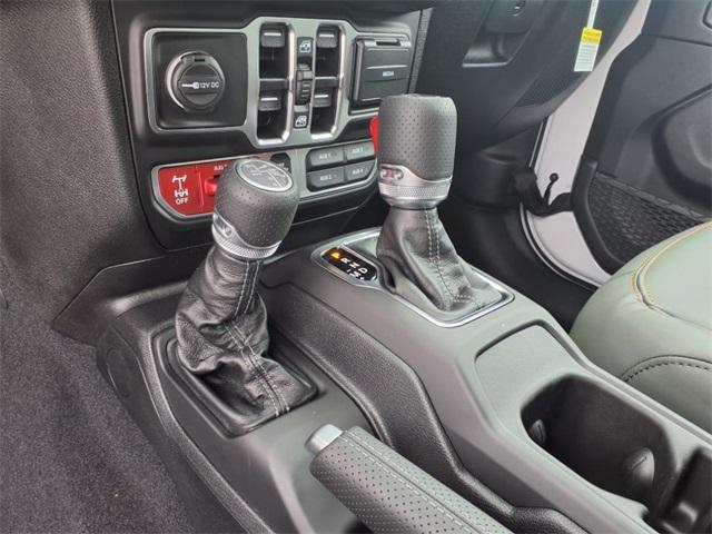 Photo of 2025 Bright White Clearcoat Jeep Gladiator