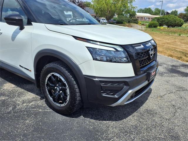 Photo of 2024 Pearl White Tricoat/Super Black Nissan Pathfinder