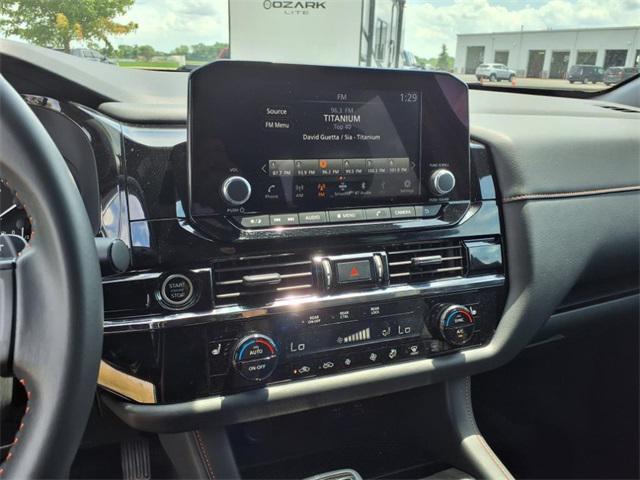 Photo of 2024 Pearl White Tricoat/Super Black Nissan Pathfinder