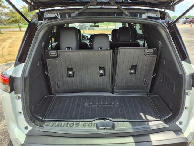 Photo of 2024 Pearl White Tricoat/Super Black Nissan Pathfinder