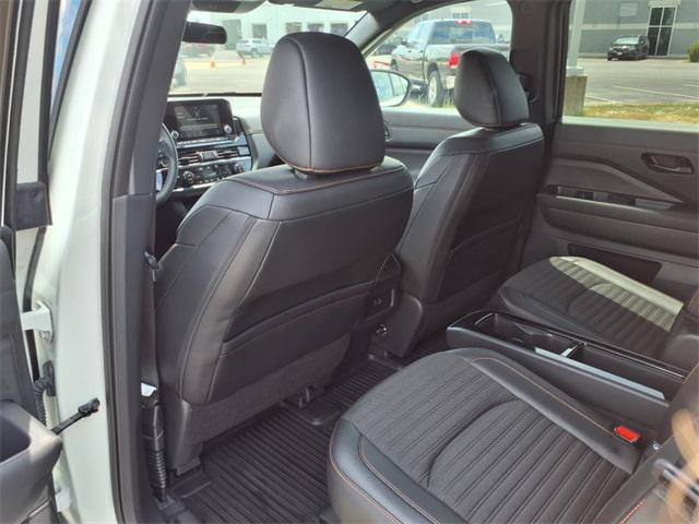 Photo of 2024 Pearl White Tricoat/Super Black Nissan Pathfinder
