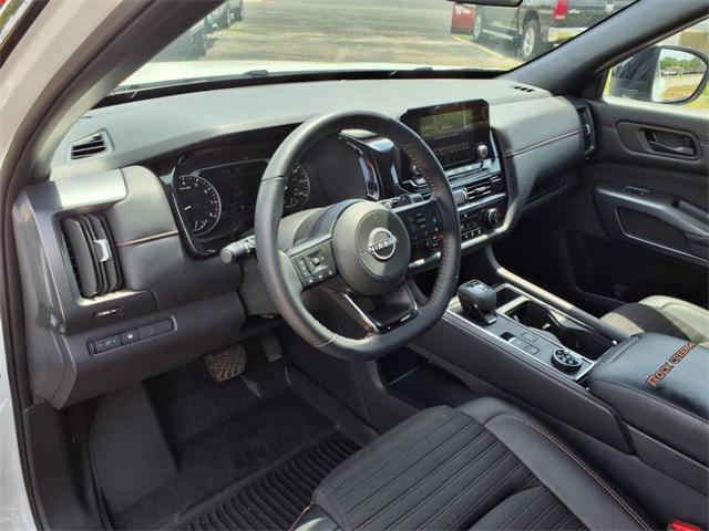 Photo of 2024 Pearl White Tricoat/Super Black Nissan Pathfinder