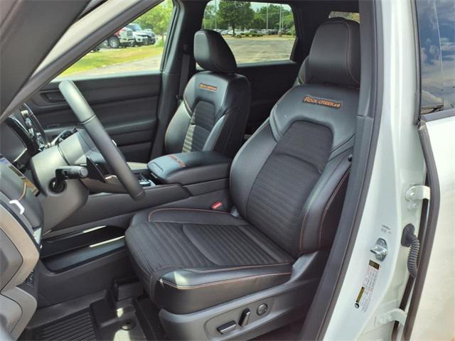 Photo of 2024 Pearl White Tricoat/Super Black Nissan Pathfinder