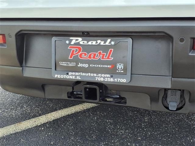 Photo of 2024 Pearl White Tricoat/Super Black Nissan Pathfinder