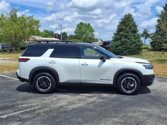 Photo of 2024 Pearl White Tricoat/Super Black Nissan Pathfinder