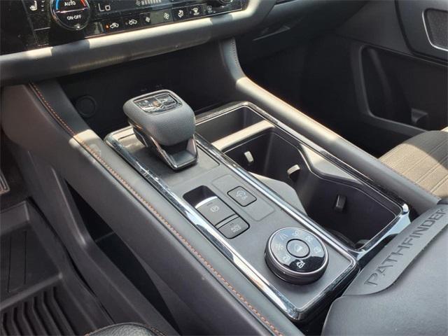 Photo of 2024 Pearl White Tricoat/Super Black Nissan Pathfinder