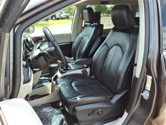 Photo of 2019 Granite Crystal Metallic Clearcoat Chrysler Pacifica
