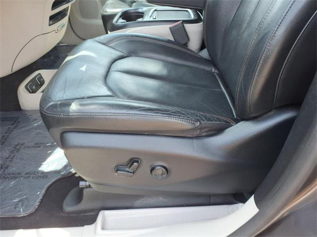 Photo of 2019 Granite Crystal Metallic Clearcoat Chrysler Pacifica