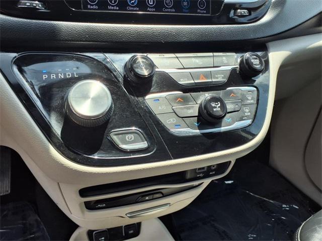Photo of 2019 Granite Crystal Metallic Clearcoat Chrysler Pacifica