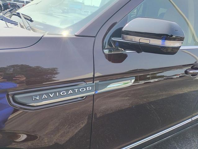 Photo of 2024 Diamond Red Metallic Tinted Clearcoat Lincoln Navigator