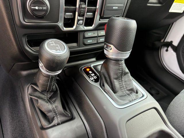 Photo of 2025 Bright White Clearcoat Jeep Gladiator