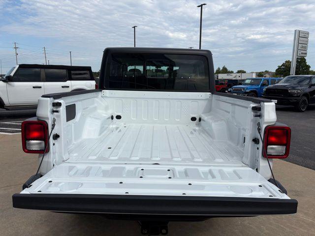 Photo of 2025 Bright White Clearcoat Jeep Gladiator