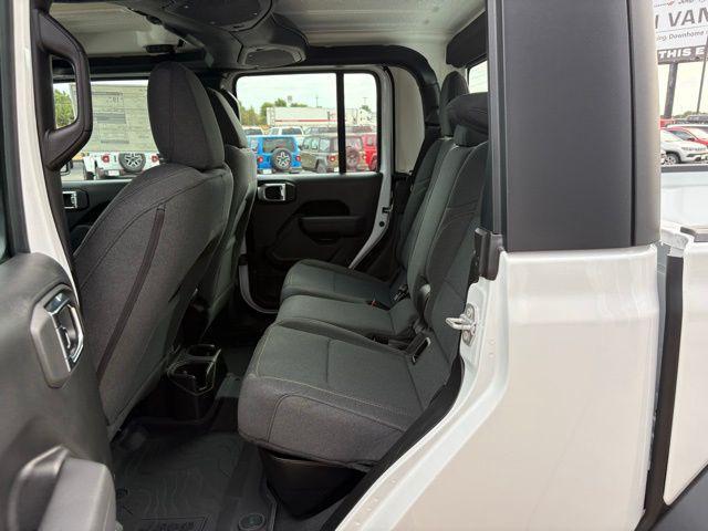 Photo of 2025 Bright White Clearcoat Jeep Gladiator