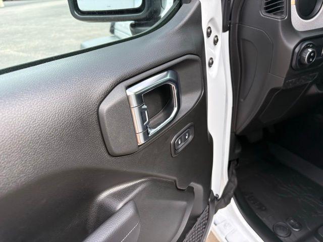 Photo of 2025 Bright White Clearcoat Jeep Gladiator