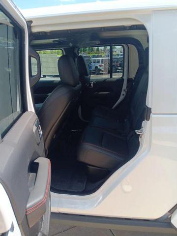 Photo of 2025 Bright White Clearcoat Jeep Gladiator