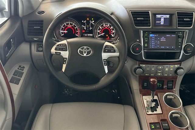 Photo of 2013 Blizzard Pearl Toyota Highlander