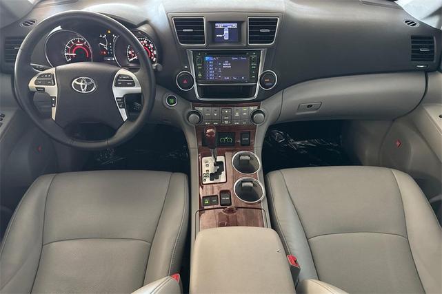 Photo of 2013 Blizzard Pearl Toyota Highlander