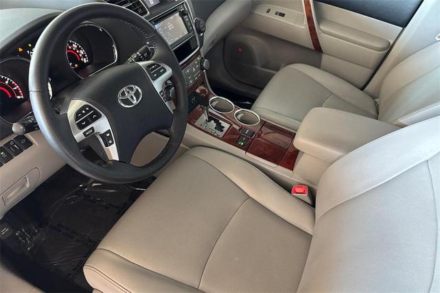 Photo of 2013 Blizzard Pearl Toyota Highlander