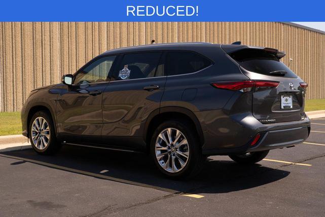 Photo of 2023 Magnetic Gray Metallic Toyota Highlander
