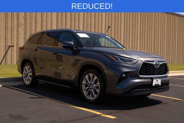 Photo of 2023 Magnetic Gray Metallic Toyota Highlander