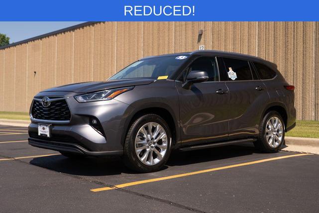 Photo of 2023 Magnetic Gray Metallic Toyota Highlander