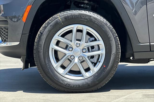 Photo of 2025 Baltic Gray Metallic Clearcoat Jeep Grand Cherokee L