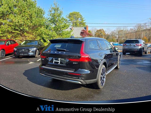 Photo of 2025 Onyx Black Metallic Volvo V60 Cross Country
