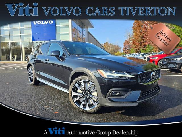 Photo of 2025 Onyx Black Metallic Volvo V60 Cross Country