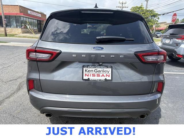 Photo of 2024 Carbonized Gray Metallic Ford Escape