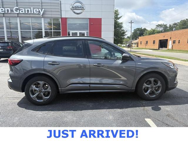 Photo of 2024 Carbonized Gray Metallic Ford Escape