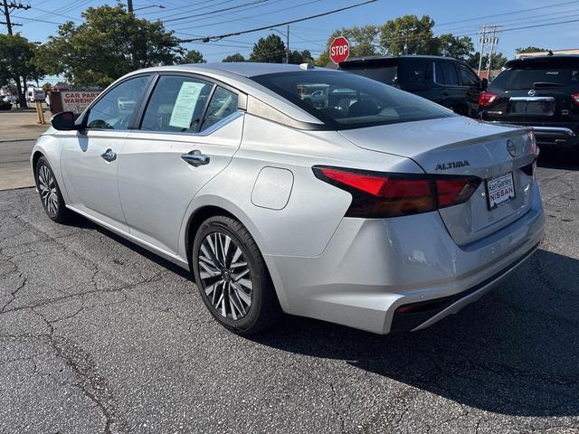 Photo of 2023 Brilliant Silver Metallic Nissan Altima