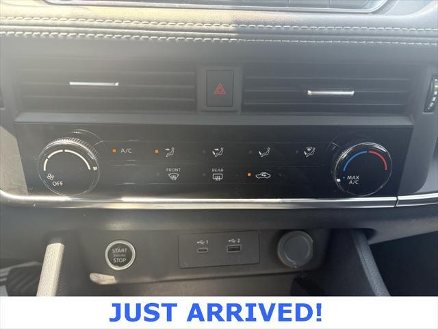 Photo of 2023 Super Black Nissan Rogue