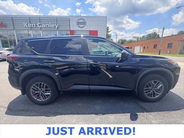 Photo of 2023 Super Black Nissan Rogue
