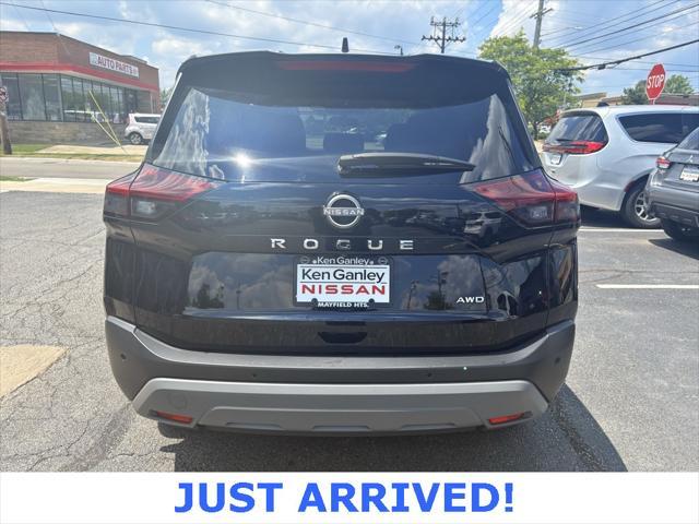 Photo of 2023 Super Black Nissan Rogue