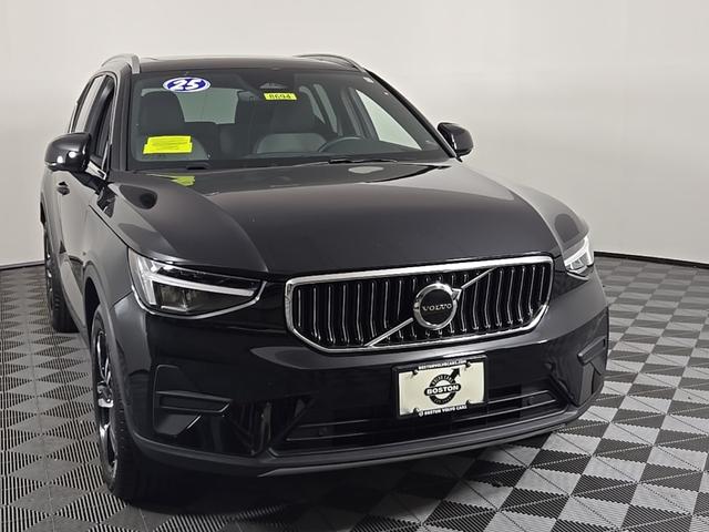 Photo of 2025 Onyx Black Metallic Volvo XC40