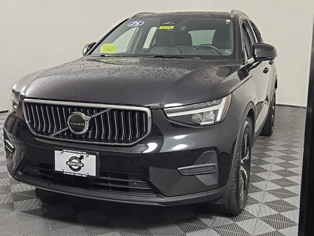 Photo of 2025 Onyx Black Metallic Volvo XC40