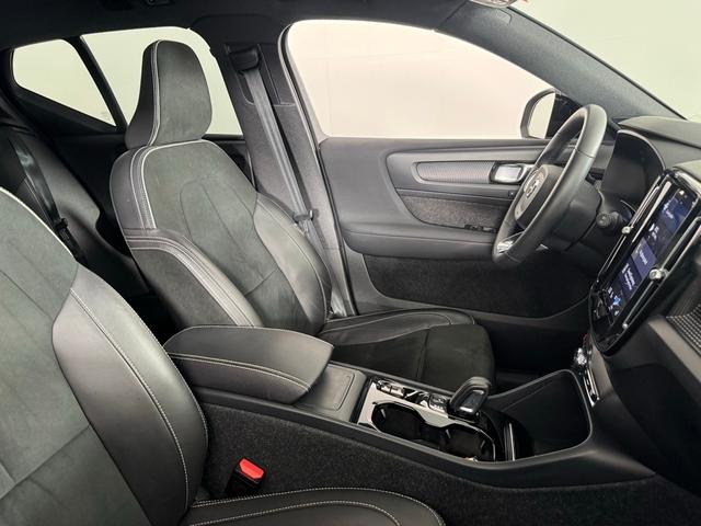 Photo of 2022 Pebble Gray Metallic Volvo XC40