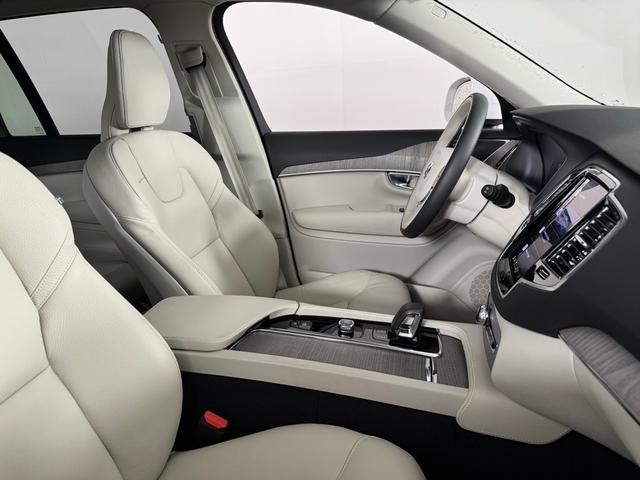 Photo of 2025 Crystal White Metallic Volvo XC90