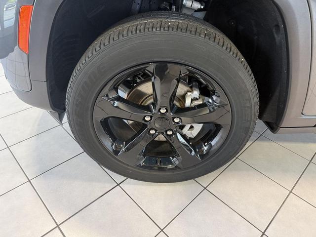 Photo of 2022 Baltic Gray Metallic Clearcoat Jeep Grand Cherokee
