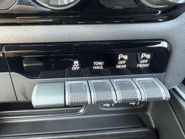 Photo of 2022 Diamond Black Crystal Pearlcoat RAM 1500