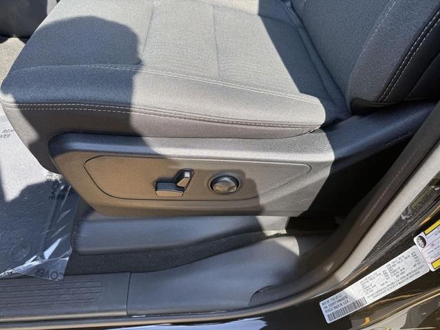 Photo of 2022 Diamond Black Crystal Pearlcoat RAM 1500