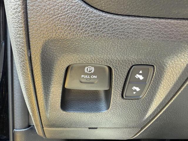 Photo of 2022 Diamond Black Crystal Pearlcoat RAM 1500